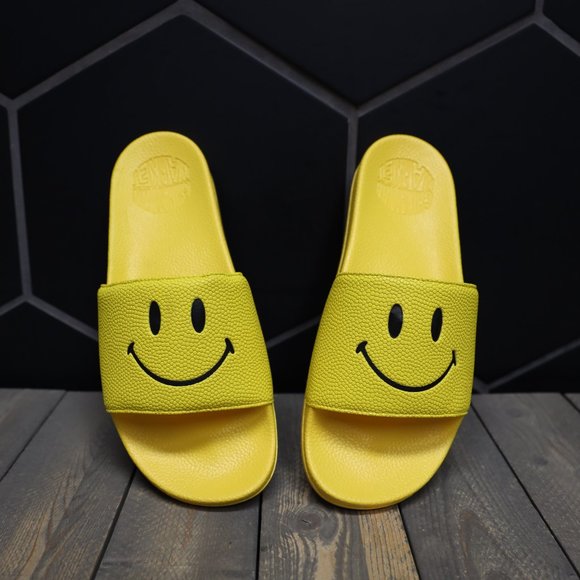 New! Chinatown Market Smiley Face Yellow Slides Sandals Summer Hypebeast - Picture 1 of 6